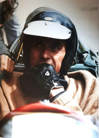 Jimmy dans le cockpit de sa Lotus, en gilet Shetland... La classe ! Jimmy dans le cockpit de sa Lotus, en gilet Shetland... La classe !